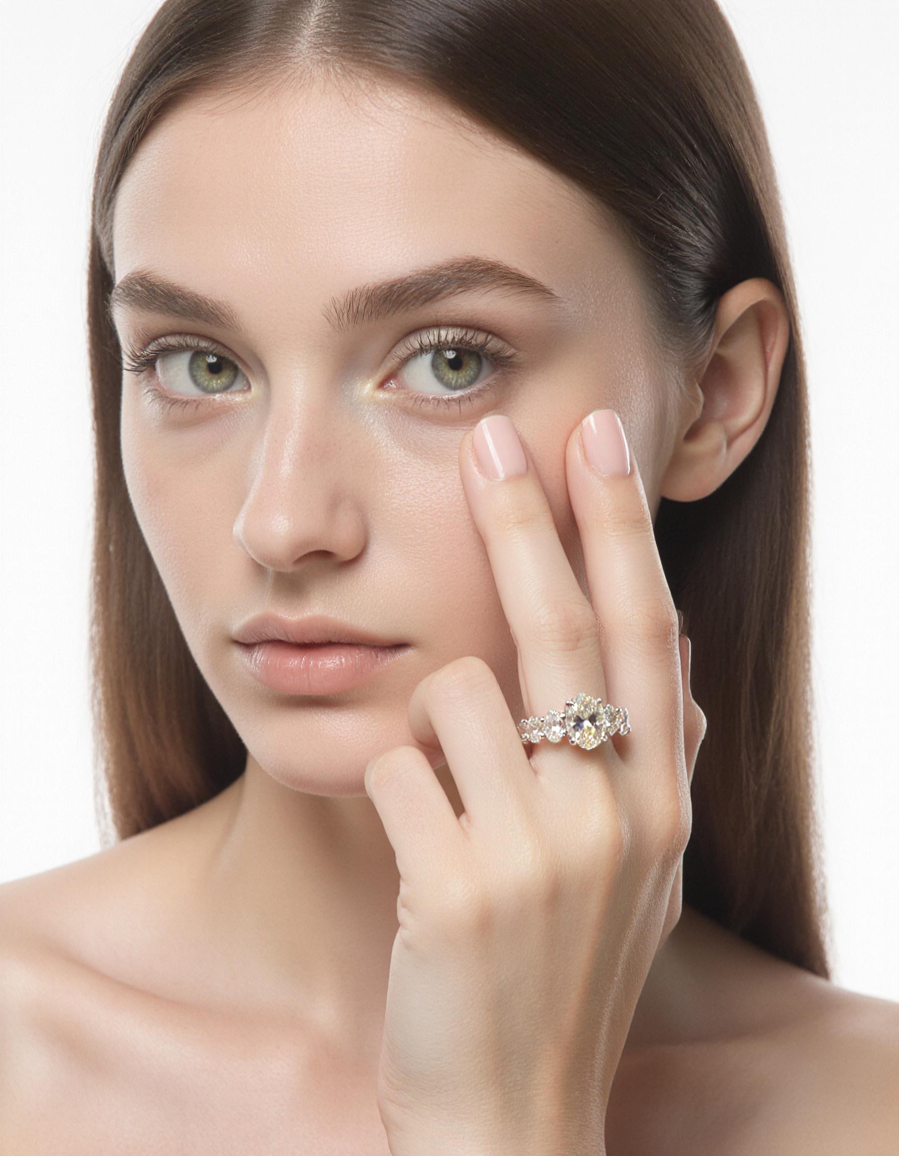 "Eyrlis" Oval Cut diamond 7 stone ring Graduated Prong setting