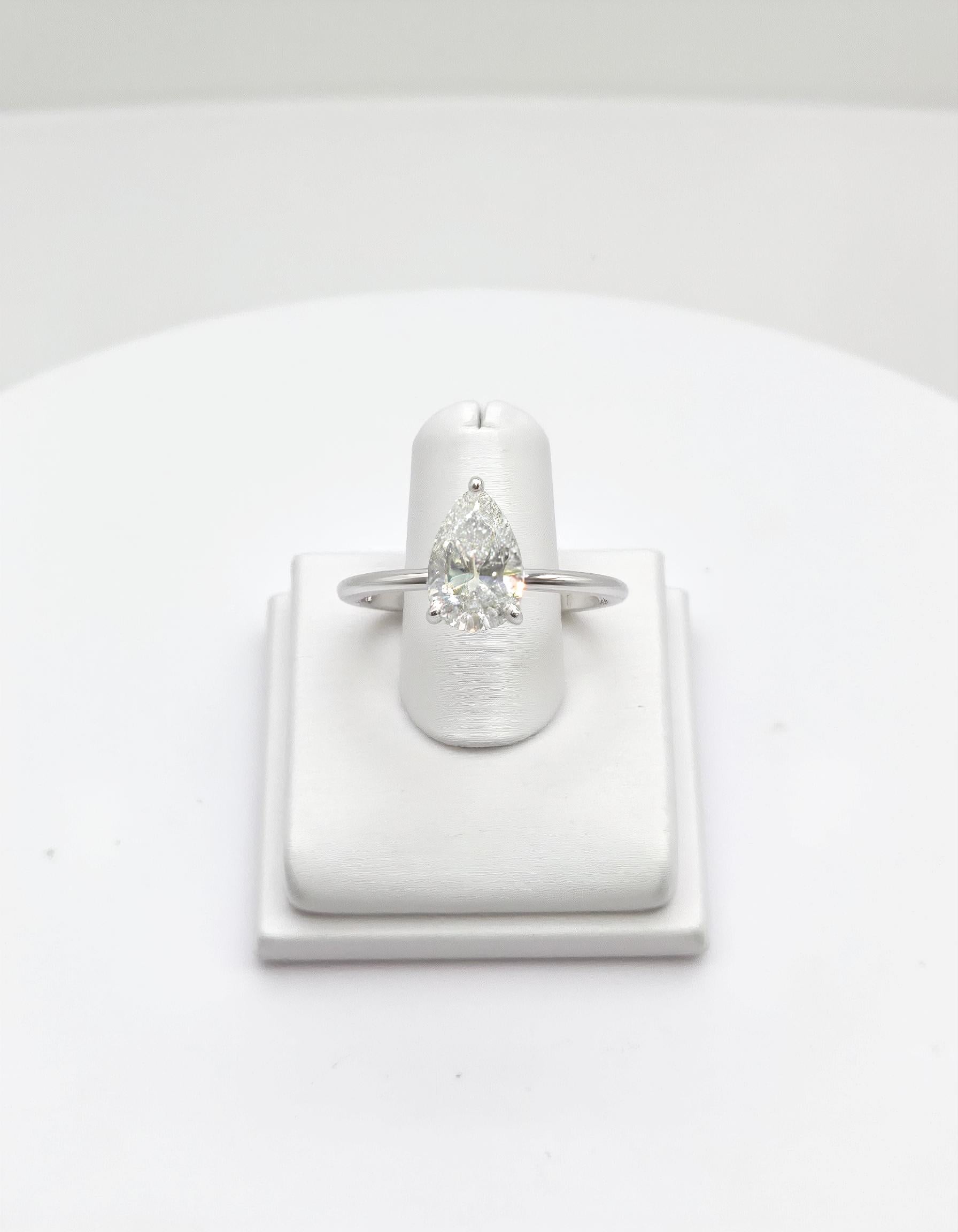 "Kiki" Pear Shape Cut diamond solitaire in Prong setting